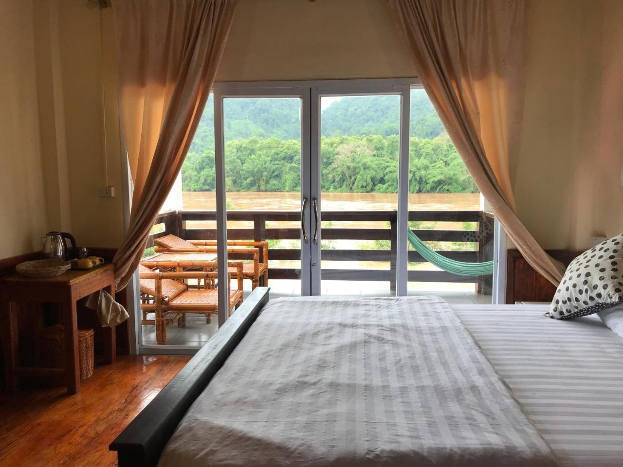 Riverview Bungalows & Gh Muang Ngoi Exterior foto
